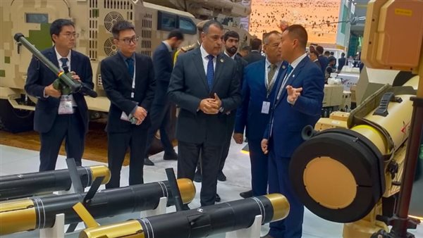 وزير الدولة للإنتاج الحربى يتفقد الجناحين الإماراتي والسعودي بمعرض "IDEX 2025"