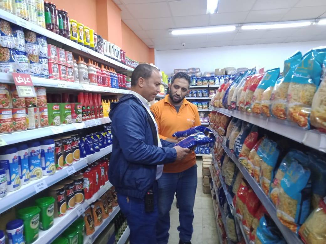حملات رقابية تضبط 136 مخالفة تموينية : ومحافظ المنيا يشدد على منع تداول او بيع الألعاب النارية