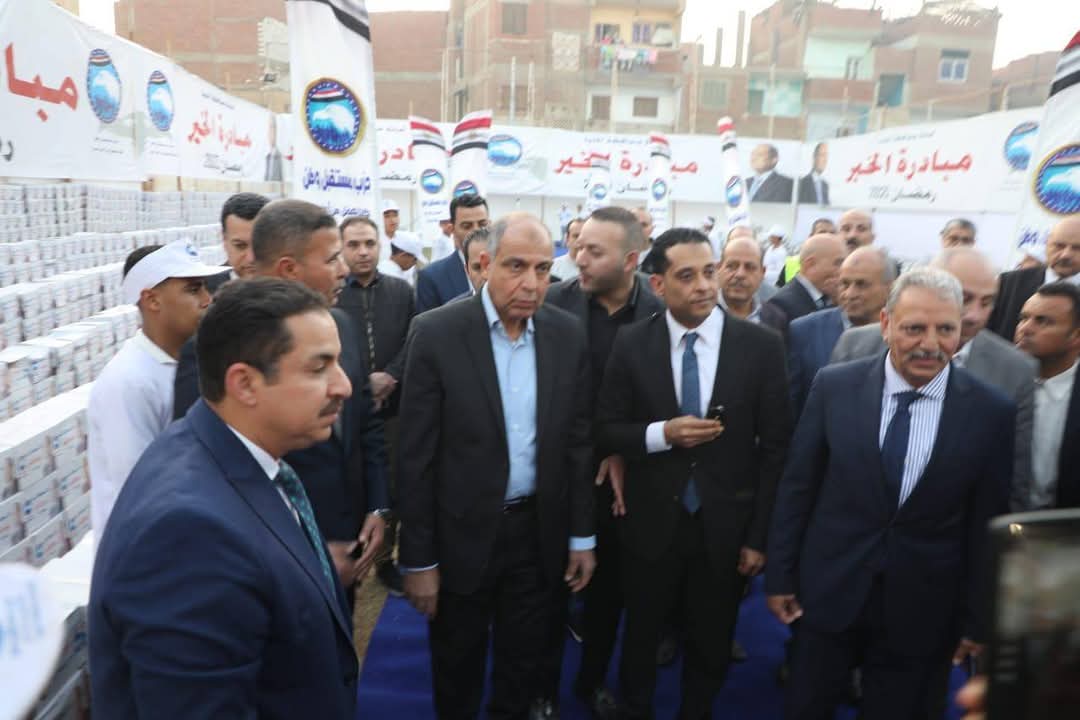 محافظ المنيا يدخل البهجة على آلاف الأسر الاولى بالرعاية توزيع 10 آلاف كرتونة مواد غذائية و60 كرسيًا متحركًا لذوي الهمم بمغاغة