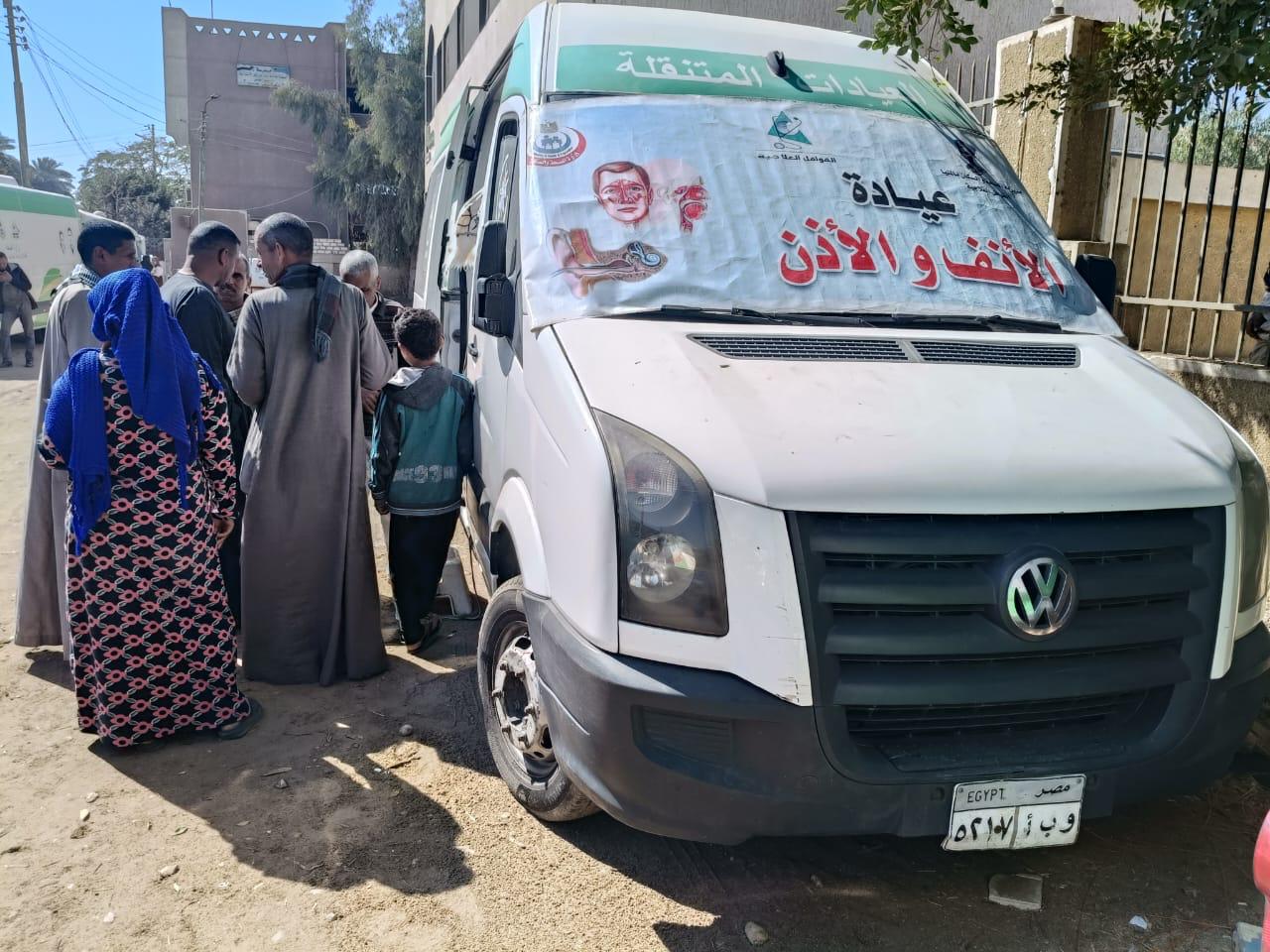 الكشف الطبي على 1245 مواطنًا خلال قافلة طبية بقرية بني موسى بأبوقرقاص