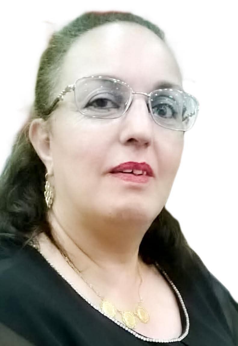 محافظ المنيا يهنئ السيدة سناء فؤاد لفوزها بلقب الأم المثالية