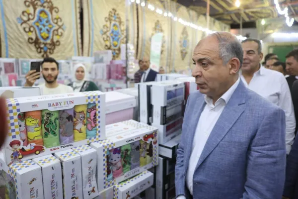 محافظ المنيا يفتتح معرض “رمضان جانا” لدعم المنتج المصري بأسعار تنافسية