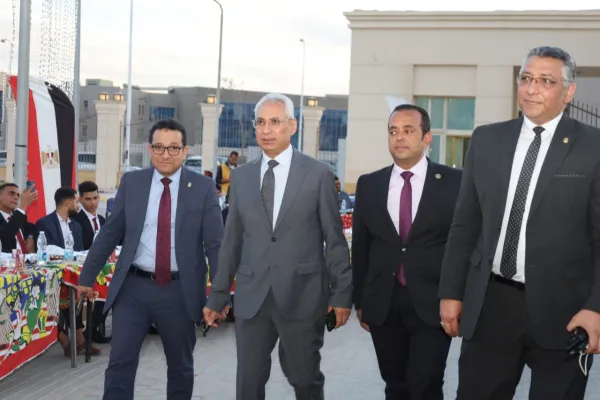 رئيس جامعة المنيا يُشارك طلاب الاهلية حفل الإفطار الجماعي