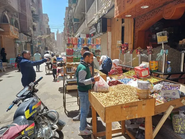 استجابةللمواطنين رئيس ملوى يزيل اشغالات شارع مصطفى كامل