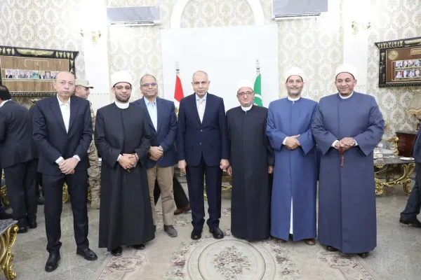 محافظ المنيا يستقبل المهنئين بعيد الفطر المبارك