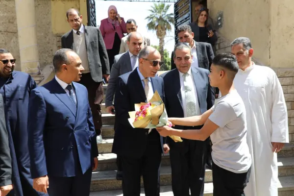 محافظ المنيا يوزع العيديات على أطفال مؤسستي البنات والبنين