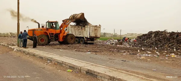 رفع ٤٠٠٠طن مخلفات صلبة من المقلب الوسيط بالمنيا