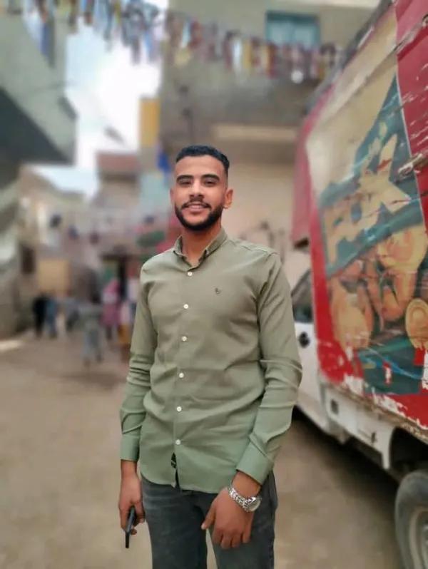 أبراج تهدد أرواح المواطنين.. إصابة شاب إثر سقوط حائط من برج مخالف بالمحلج بالمنيا