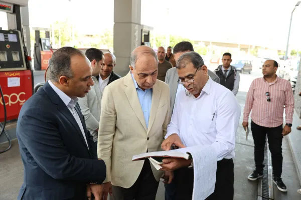 عقب تحريك اسعار المواد البترولية محافظ المنيا يتفقد محطات الوقود