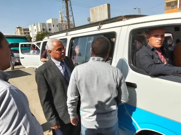 بعد استبدال البيك آب بالمكروباص رئيس ديرمواس يتابع تطبيق منظومة نقل الركاب الجديدة