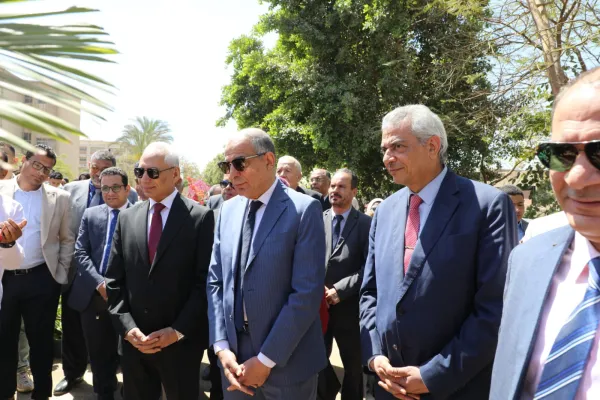 محافظ المنيا ورئيس الجامعة يفتتحان معرض الزهور