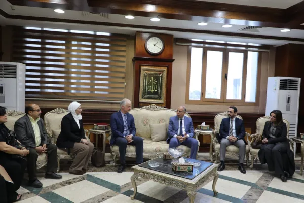 محافظ المنيا يلتقي وفد المشروع الكندي لدعم المرأة