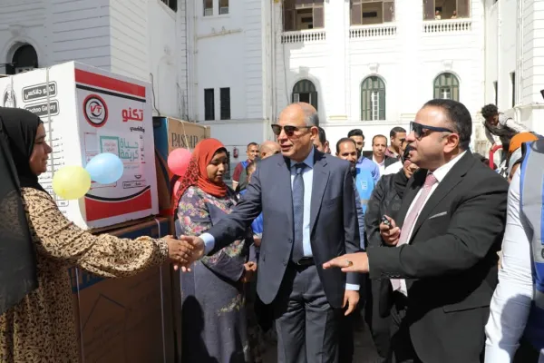 محافظ المنيا يسلم 23 جهاز عروسة مقدمة من مؤسسة " حياة كريمة"