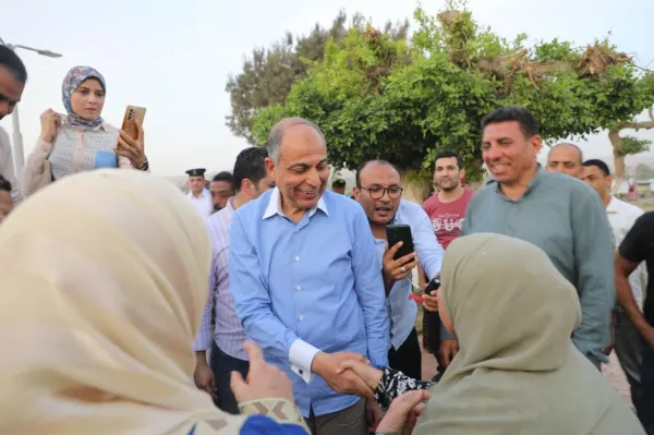 محافظ المنيا يتفقد كورنيش النيل ويشارك المواطنين الاحتفال بشم النسيم