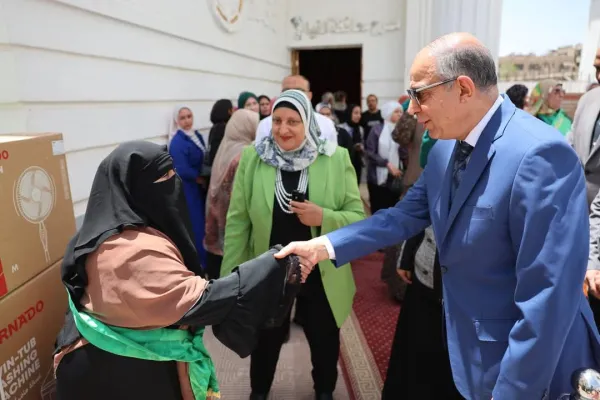 محافظ المنيا يكرم الأمهات المثاليات بالتعاون مع مؤسسة العربى
