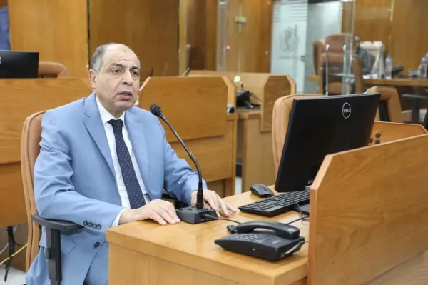 محافظ المنيا يتابع تطورات العاصفة الترابية من مركز السيطرة