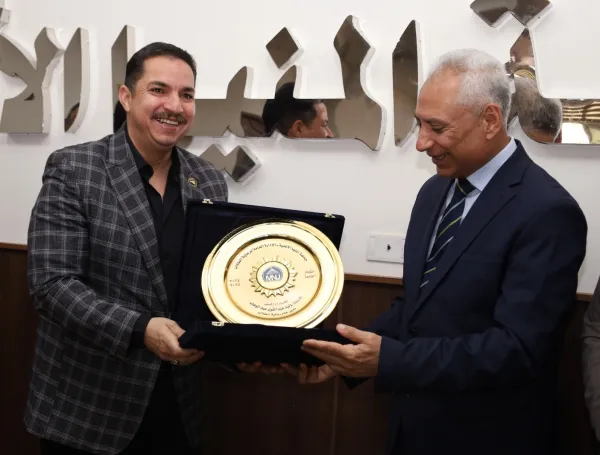 د. عصام فرحات يكرم أول مجلس اتحاد طلاب لـ "جامعة المنيا الأهلية"