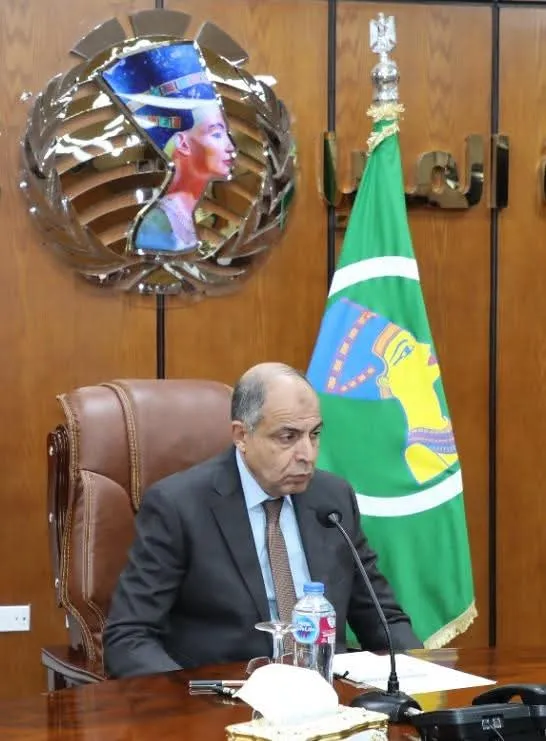 من داخل مركز السيطرة..محافظ المنيا يتابع تنفيذ الموجة 26