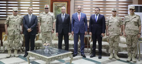 محافظ المنيا يكرم عددًا من أسر الشهداء والمصابين،