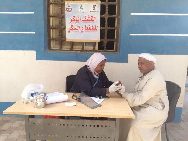 تقديم 1086 خدمة صحية خلال قافلة مجانية بقرية الديابة بأبوقرقاص.