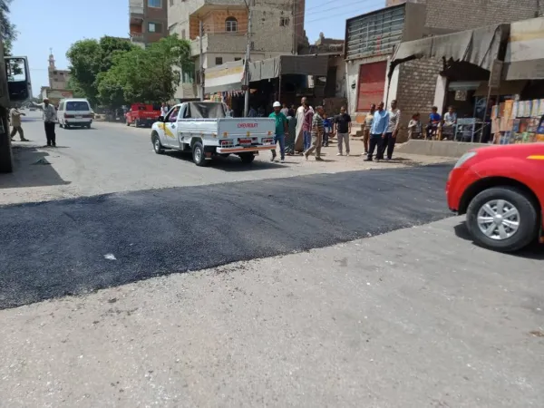 للحد من الحوادث .. تركيب مطبات صناعية بطريق مصر أسوان الزراعي بأبوقرقاص