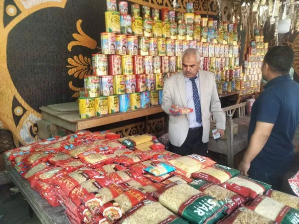 رئيس مدينة ديرمواس يتابع  جودة المنتجات بمنافذ السلع الغذائية