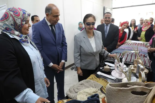 رئيس  "الوطنية لمكافحة الهجرة الغير شرعيه" تتفقد معرضا للمشغولات اليدوية والتراثية بالمنيا
