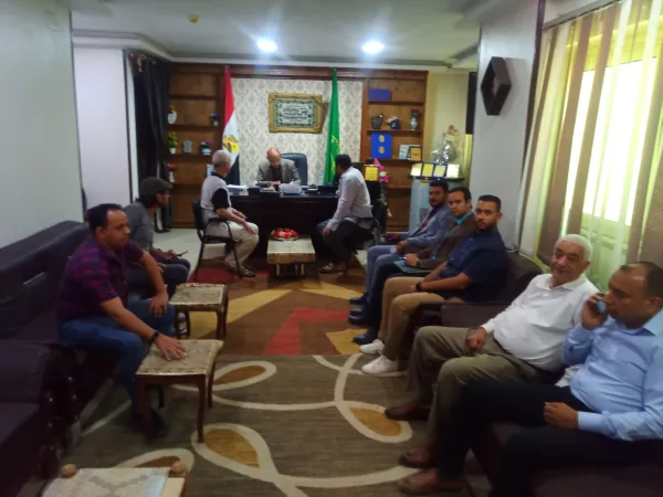 خلال لقاء خدمة المواطنين .. رئيس مدينة سمالوط يوجه بحل مشاكل الاهالي