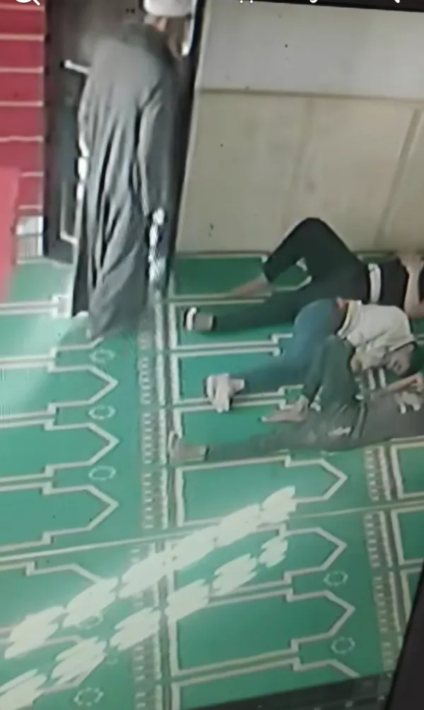 لم يراعي حرمات بيت الله.. لص يسرق هاتف محمول داخل مسجد بالمنيا
