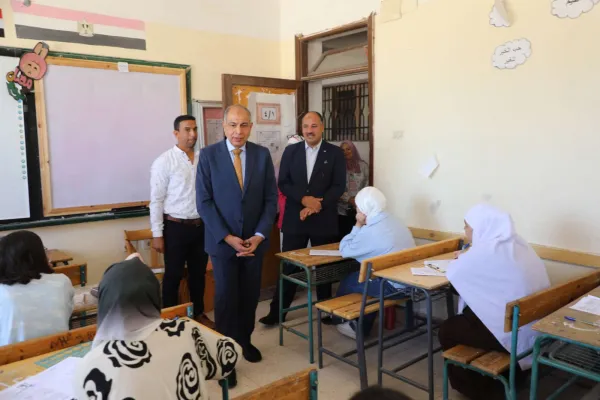 محافظ المنيا يتفقد لجان امتحانات الشهادة الاعدادية والدبلومات الفنية