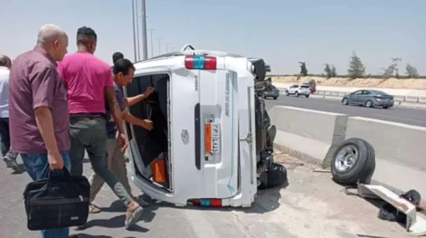راجعين يقضوا اجازة العيد .. إصابة 7 اشخاص في انقلاب ميكروباص بصحراوي المنيا