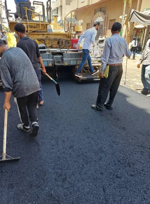"كدواني" يتابع تنفيذ مشروعات لتحسين الطرق في مركزي ملوي ومطاي