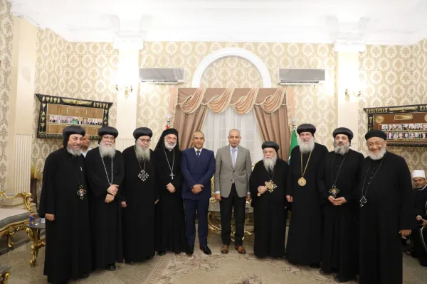 محافظ المنيا يستقبل وفودا شعبية ودينية للتهنئه بالعيد