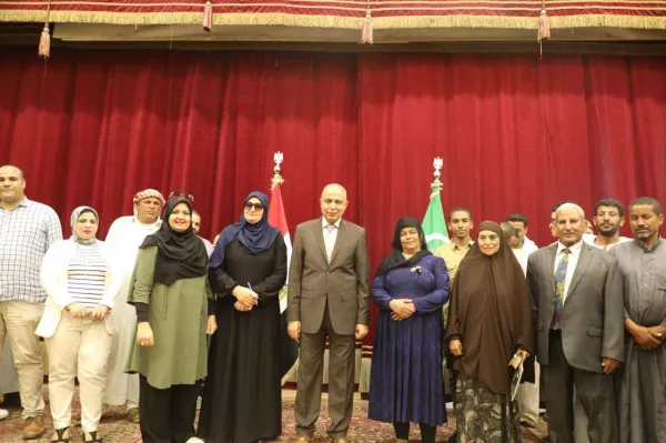 محافظ المنيا يسلم ٣٢٨ عقد تقنين أراضي أملاك الدولة