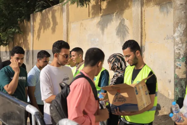 مستقبل وطن المنيا يوزع المياه والعصائر على طلاب الثانوية العامة