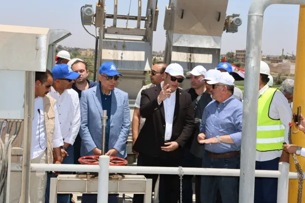 وزير الإسكان ومحافظ المنيا يتفقدان محطات مياه الشرب والصرف الجديدة بالعدوة