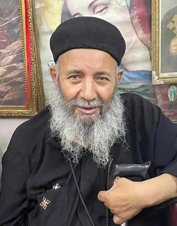 تشييع جثمان كاهن كنيسه أبوسفين بمعصرة ملوي