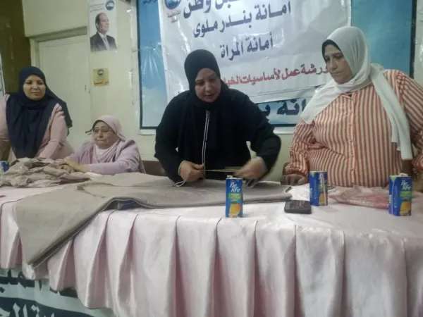 لتأهيل السيدات لسوق العمل .. مستقبل وطن ينظم ورشة لتعليم "الخياطة"بملوي