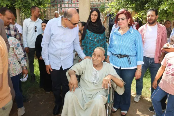 "نفسي اصلي في الجامع"  .. محافظ المنيا يحقق أمنية مسن قعيد.. تفاصيل