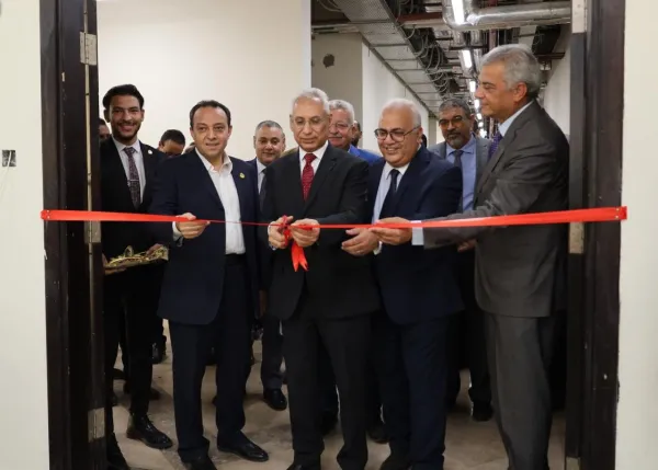 فرحات يفتتح 9 معامل بصيدلة  المنيا الأهلية