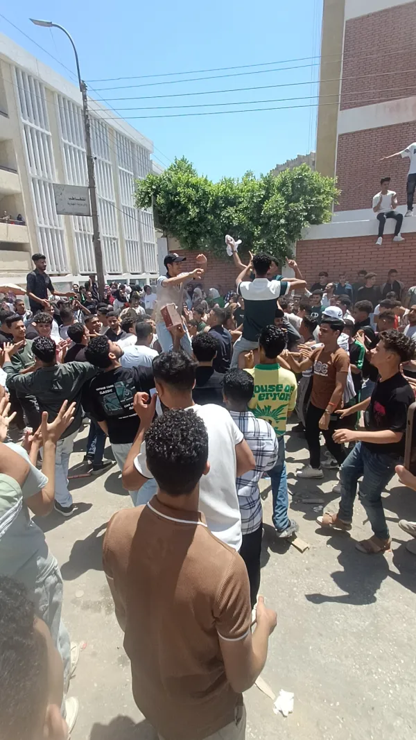 احتفالات طلابية في المنيا بعد انتهاء امتحانات الثانوية العامة