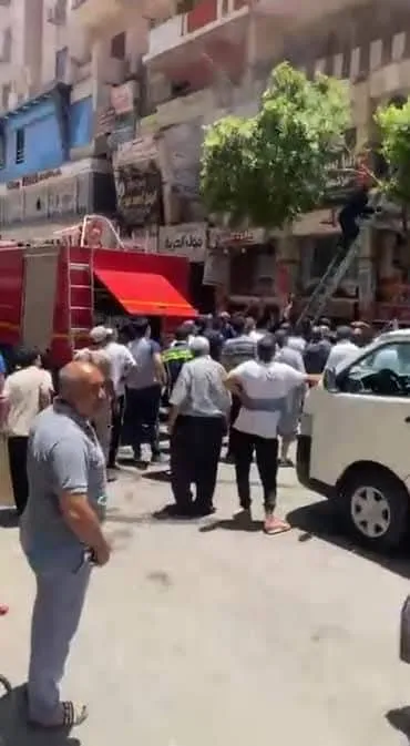 محاولات للسيطرة على حريق بعمارة سكنية بالمنيا..صور