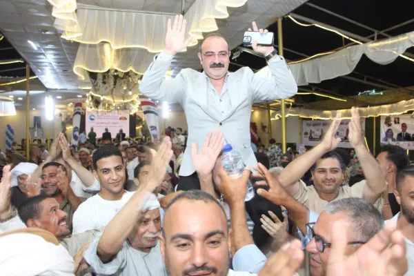 حملوه على الأعناق .. أهالي مطاي يؤيدون ترشيح "طاهر فتح الباب" لإنتخابات مجلس الشيوخ