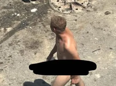 "رجل فقد عقله" .. باسم يتجول عاريا بشوارع المنيا .. والتضامن : حالته مسؤلية أسرته !!