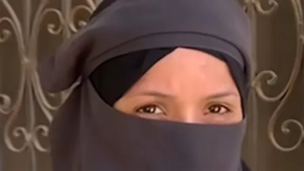 "ملثمة وبرداء أسود" وصول والدة أطفال دلجا للخضوع للكشف الطبي